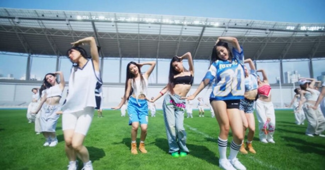 지난해 8월 그룹 뉴진스가 어텐션(Attention) 뮤직비디오에서 블록코어룩을 선보였다. 뉴진스의 어텐션 뮤직비디오 캡처