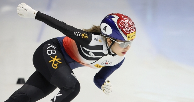 “金, 金, 金, 그리고 金”...김길리, <b>쇼트트랙 월드컵</b> 4차 1500ｍ 우승