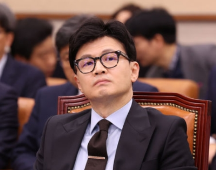 <b>한동훈</b>, 野 <b>거취 추궁</b>에 “혼자 궁금해하시면 될 것”