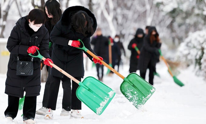 대설특보 <b>광주</b>·<b>전남</b>에 20 <b>폭설</b>… 미끄러짐·동파 사고 잇따라