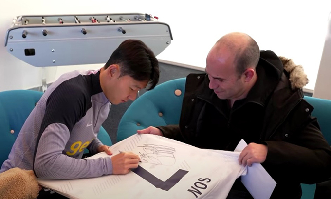 암 투병 팬 만난 <b>손흥민</b> “강하게 이겨내길”