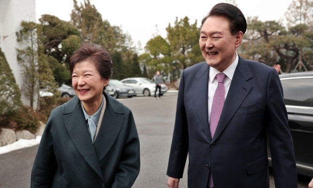 尹, 朴과 2시간20분간 관저 오찬…<b>대통령</b> 부부 직접 영접