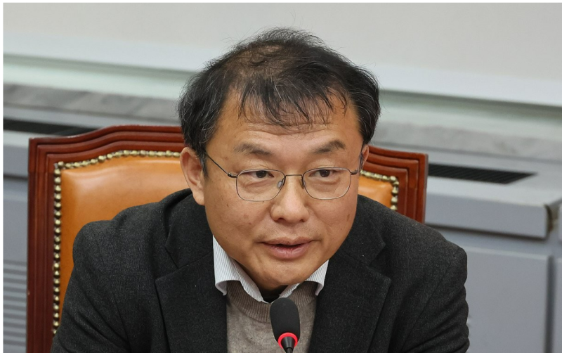 <b>민경우</b>, 비대위 자진 사퇴…“누 끼치고 싶지 않아”