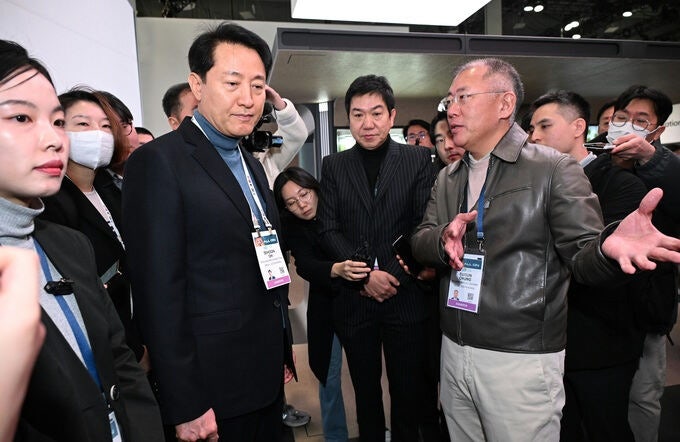 “수소연료전지, 어디나 들어가” 현대차 부스서 놀란 <b>오세훈</b> [CES 2024]