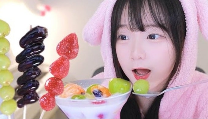 ‘<b>탕후루</b>집 옆 <b>탕후루</b>’ <b>유튜버</b>, 결국 개업 취소…“그 자리에선 안 열겠다”