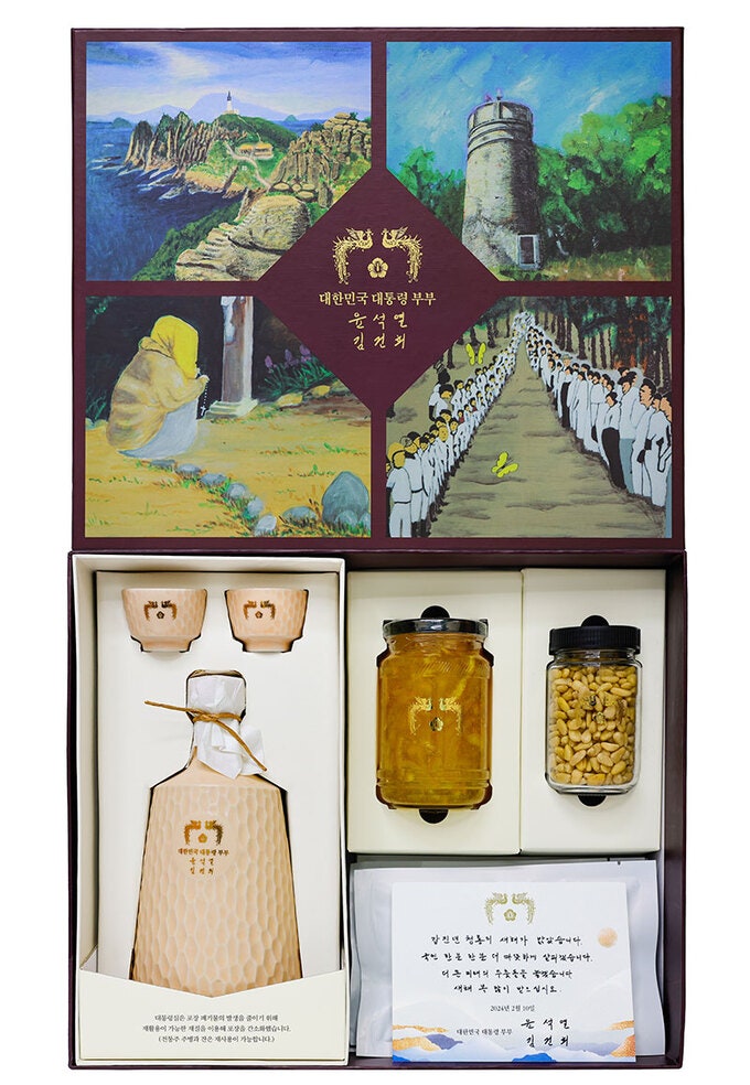 <b>전통주</b>·손글씨… 尹 <b>대통령</b>, 설 <b>선물</b> 전달