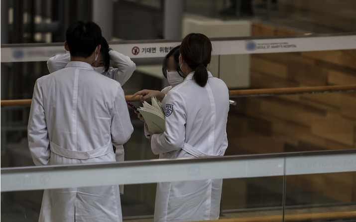 과거 <b>의사</b>파업 주도 <b>선배</b>의 충고 “처벌 유력…현장 복귀를”