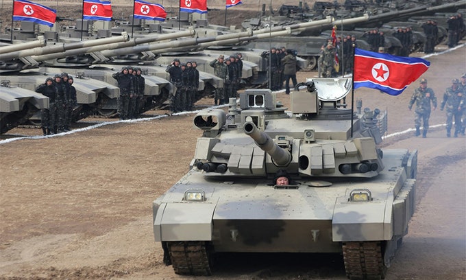 <b>탱크</b> 오른 <b>김정은</b> “6·25 때 서울 첫 점령 치하”