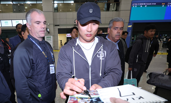 '서울 시리즈' MLB 샌디에이고 입국…‘골드글러브’ <b>김하성</b> “이제야 <b>실감</b>, ...
