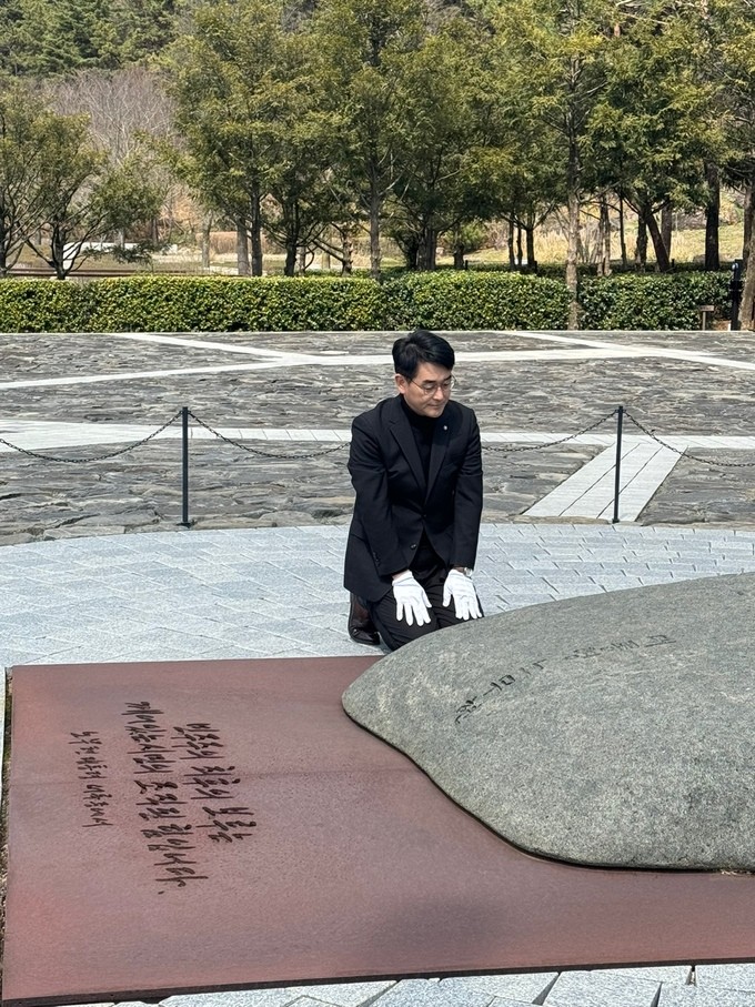 봉하마을 간 <b>박용진</b> “‘바보 노무현’처럼 끝까지 경선 임할 것”