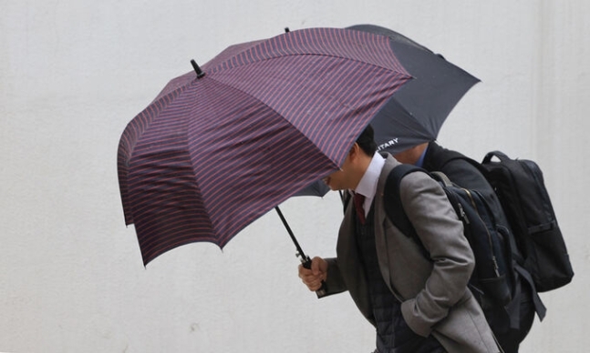 “우산 꼭 챙기세요”…전국 대부분에 비