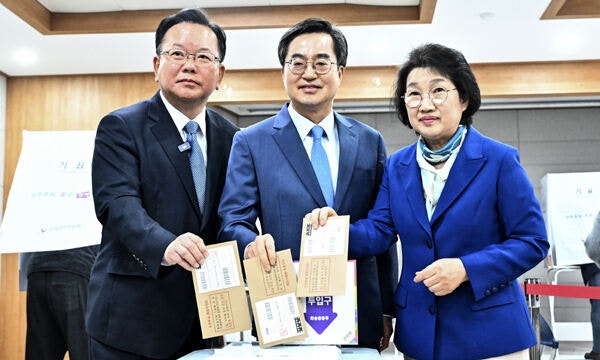 “투표가 답이다”… 분당갑에서 사전투표한 <b>김부겸</b>·<b>김동연</b>