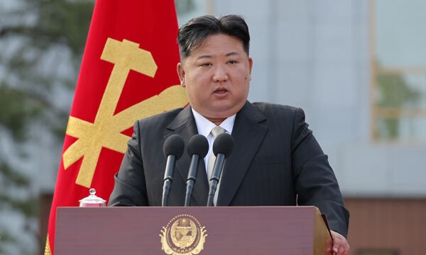北 ‘3대 초상화정성사업’… <b>김정은</b> 우상화 가속