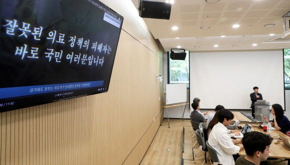 정부, <b>의대</b> 증원 그대로 진행 vs <b>의대</b><b>교수</b>단체 “<b>전공의</b>·<b>의대</b>생 못 돌아와”