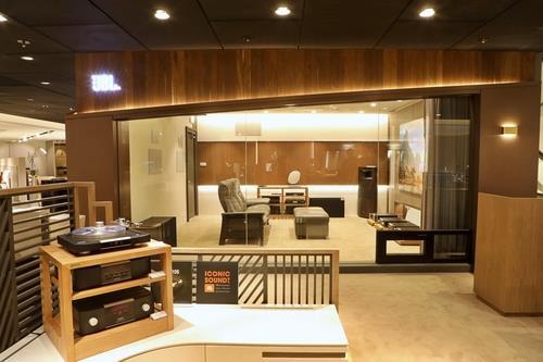 롯데백화점 잠실점은 10층에 세계적 프리미엄 오디오 브랜드인 ‘JBL 럭셔리’와 ‘제네바’ 매장을 동시에 선보였다. 롯데백화점