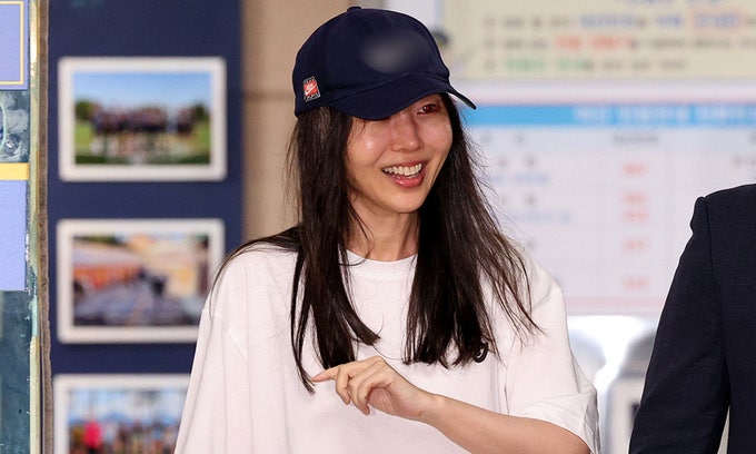 <b>8시간</b> 경찰 조사받은 <b>민희진</b> “<b>코미디</b> 같은 일”