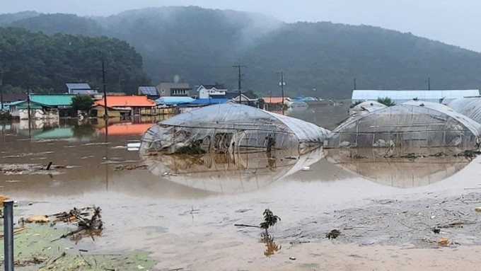 “<b>오지</b> 마! 너 죽는다”…물에 잠긴 <b>어머니</b> 구한 아들 사연에 ‘울컥’