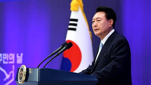 윤 대통령 “<b>대한민국</b> 찾는 북한 <b>동포</b>, 단 한 분도 돌려보내지 않을 것”