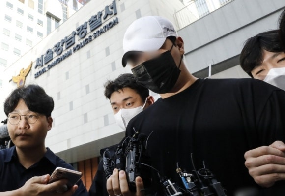 ‘<b>압구정 롤스로이스</b>男’ 2심 <b>징역</b> 10년…형량 절반 줄어