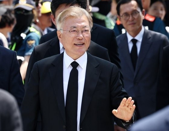 <b>검찰</b>, <b>문재인</b> 전 <b>대통령</b> ‘피의자’ 적시…2억 뇌물수수 혐의