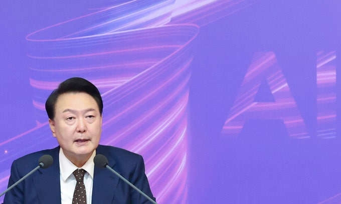 尹 “AI <b>국가 총력전</b>… 3대 강국 만들 것”