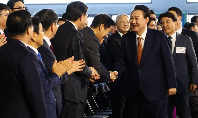 尹 “지역 균형<b>발전</b>, 중앙정부가 뒷받침” [尹대통령 7일 ‘끝장 회견’...