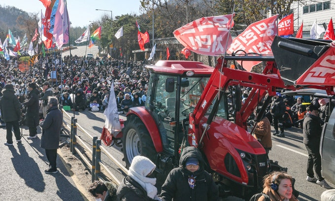 대통령 <b>관저</b>까지 간 ‘<b>트랙터</b> 시위’