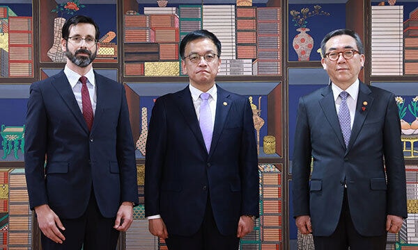 ‘첫 주한쿠바대사’ 부임, 수교 11개월 만… <b>최상목</b> <b>대행</b>에 대사 9명 신...