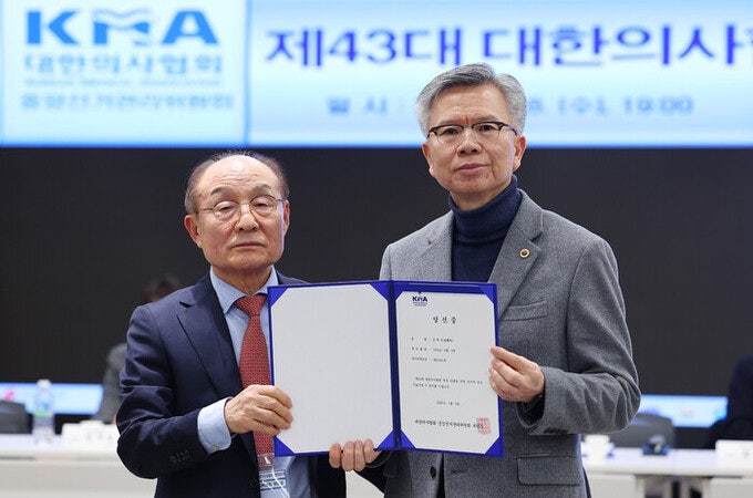 <b>의협</b> 새 <b>회장</b>에 <b>김택우</b> 후보 당선…“의료개혁 중단” 강경파