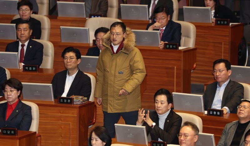 권성동, '쌍특검법' 찬성한 <b>김상욱</b>에 "<b>탈당</b> 진지하게 고려해보라"