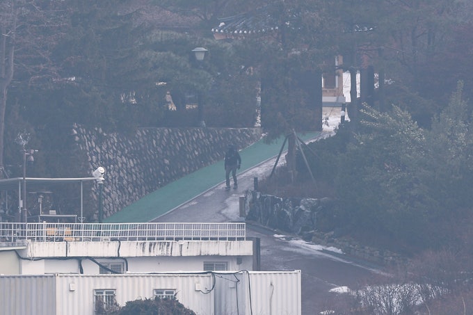 尹 <b>체포</b> 일촉즉발… 전운 감도는 관저
