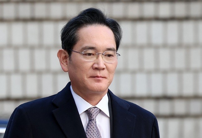 <b>이재용</b> ‘<b>부당합병</b>·회계부정 의혹’ <b>항소심</b> 출석…침묵으로 법정행