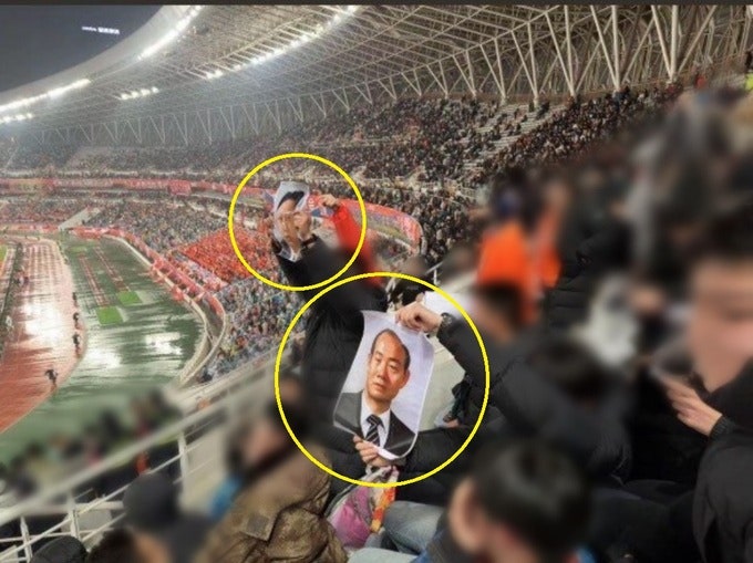 <b>광주</b>FC 원정서 ‘전두환 사진’ 손에 든 中 관중…국내 축구팬들 ‘분노...