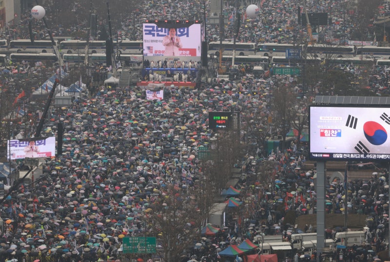 3·1절 <b>탄핵</b> 찬반 집회 ‘총력전’… 경찰, 6000여명 투입 안전관리 총력...