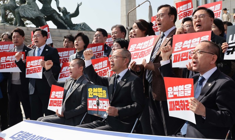 “尹 <b>조기 파면</b>”…삭발하는 민주 전진숙·박홍배·김문수 의원