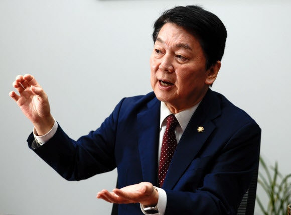 <b>안철수</b> “<b>이재명 정계 은퇴</b>하라…이미 전과 4범” 일갈