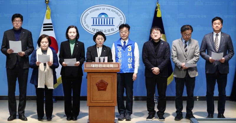 <b>혁신당</b> “4월 4일까지 尹 선고 안 하면 헌법재판관에 집단<b>소송</b>”
