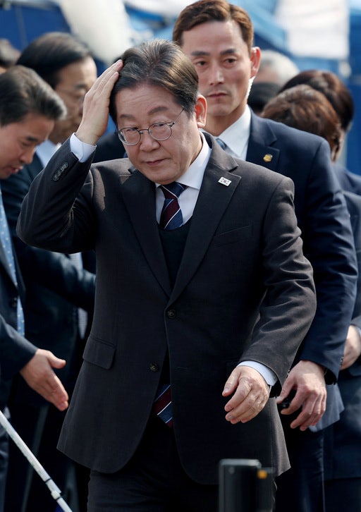 ‘헌재 결정 <b>승복</b>하나’ 묻자…<b>이재명</b> “<b>윤석열</b>이 해야지”