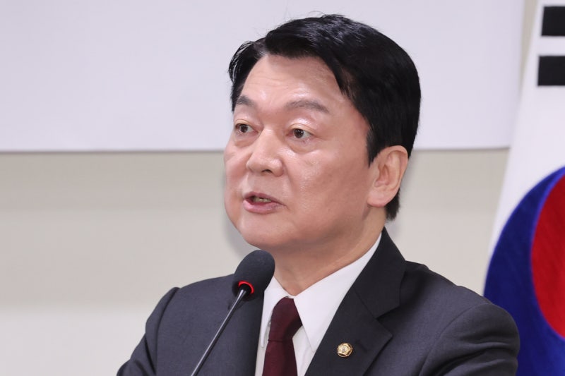 <b>안철수</b> “이재명 시대는 막아야”… ‘AI 3강·과학입국’ <b>대선 공약</b> 발...