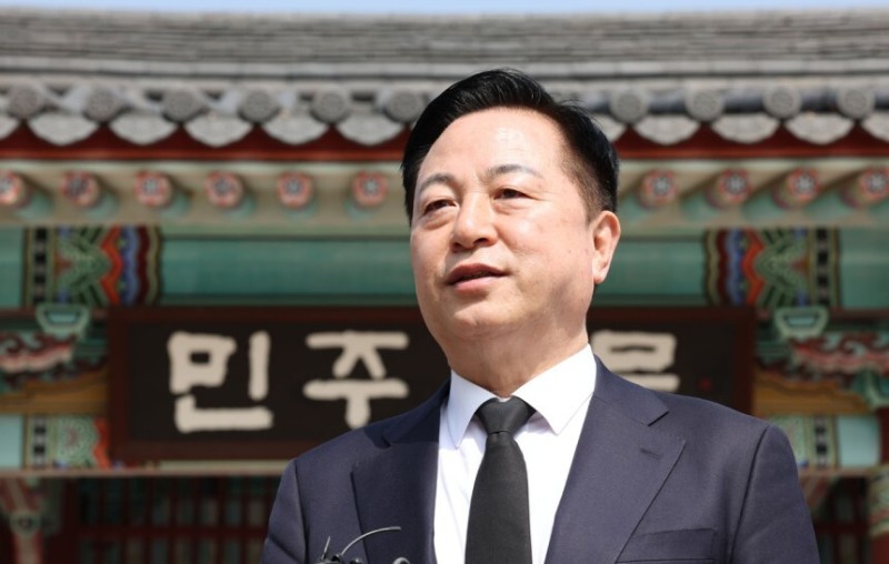 <b>김두관</b> 측 “불<b>출마</b>부터 <b>무소속출마</b>까지 논의”