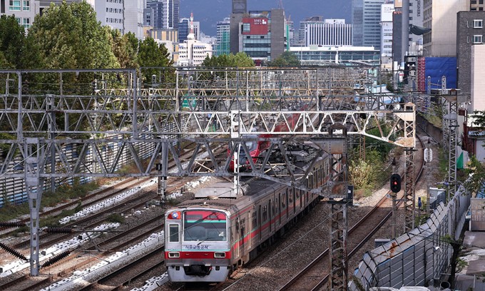 용산 <b>서빙고역</b> 철도 건널목서 <b>KTX</b>-<b>승용차 충돌</b>…10∼26분가량 지연