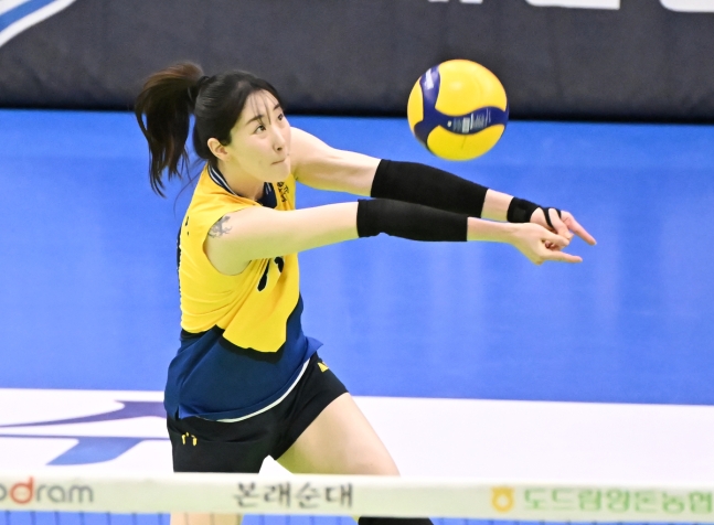 ‘과거 도로공사에서 선수로 함께 뛰었던 인연’ 고예림, 장소연 감독이 이끄는 페퍼저축은행으로 FA 이적