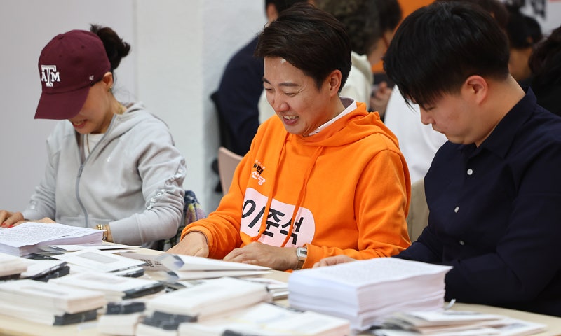 <b>이준석</b>, 국민 10만명에 ‘자필 <b>손편지</b>’ 배포…“정치의 세대교체 이루...