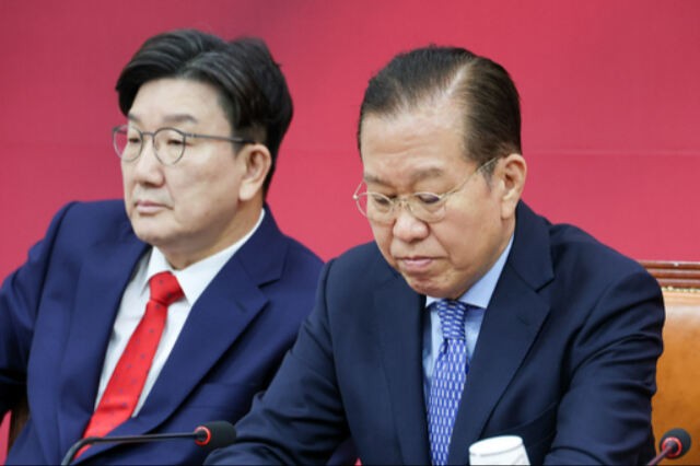 대선 코앞, 사상 초유의 정면충돌… 권영세 “후보 잘못 고쳐야” 김문...