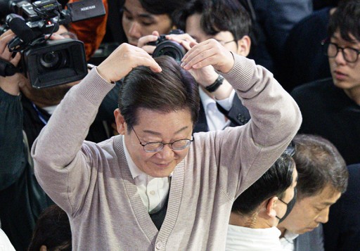 <b>이재명</b> “일본과 협력 중요…국익 얻을 치밀한 외교 해야”
