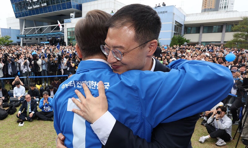 <b>김상욱</b> 끌어안은 <b>이재명</b>… “합리적 보수 가치 실현해달라”
