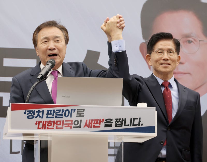 <b>손학규</b>, <b>김문수 지지 선언</b> “대한민국 살릴 사람”