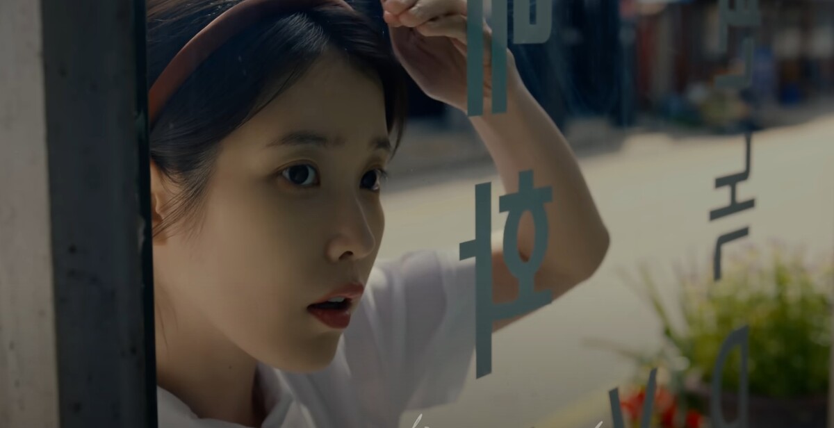 <b>아이유</b>, '<b>꽃갈피 셋</b>'으로 부활시킨 명곡, '겪어본 적 있는 것만 같은 시...