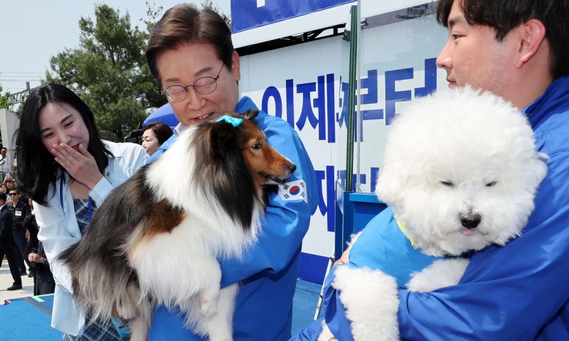 이재명 “극우 국힘 <b>정권</b>이 경제 망쳐… 민주당이 경제는 훨씬 더 잘해...