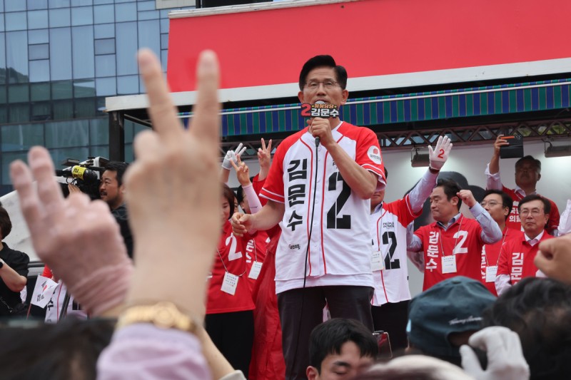 김문수 <b>유세</b>차 <b>운전자</b>, ‘손가락 욕’ 중학생 쫓아가 뺨 때려